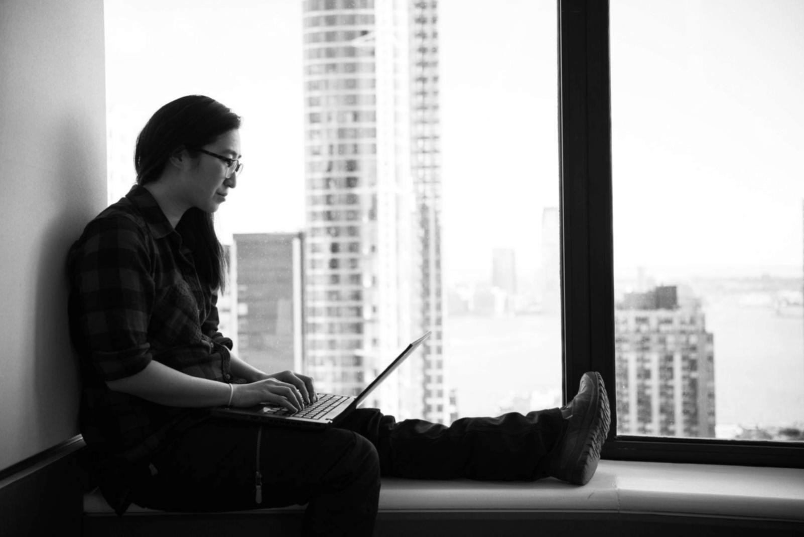 Teilnehmer arbeitet konzentriert an seiner persönlichen Budgetplanung