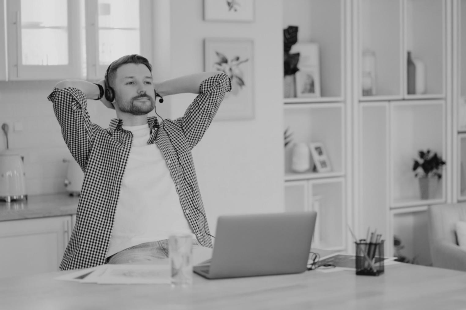 Person plant wöchentliches Budget mit Notizen und Taschenrechner